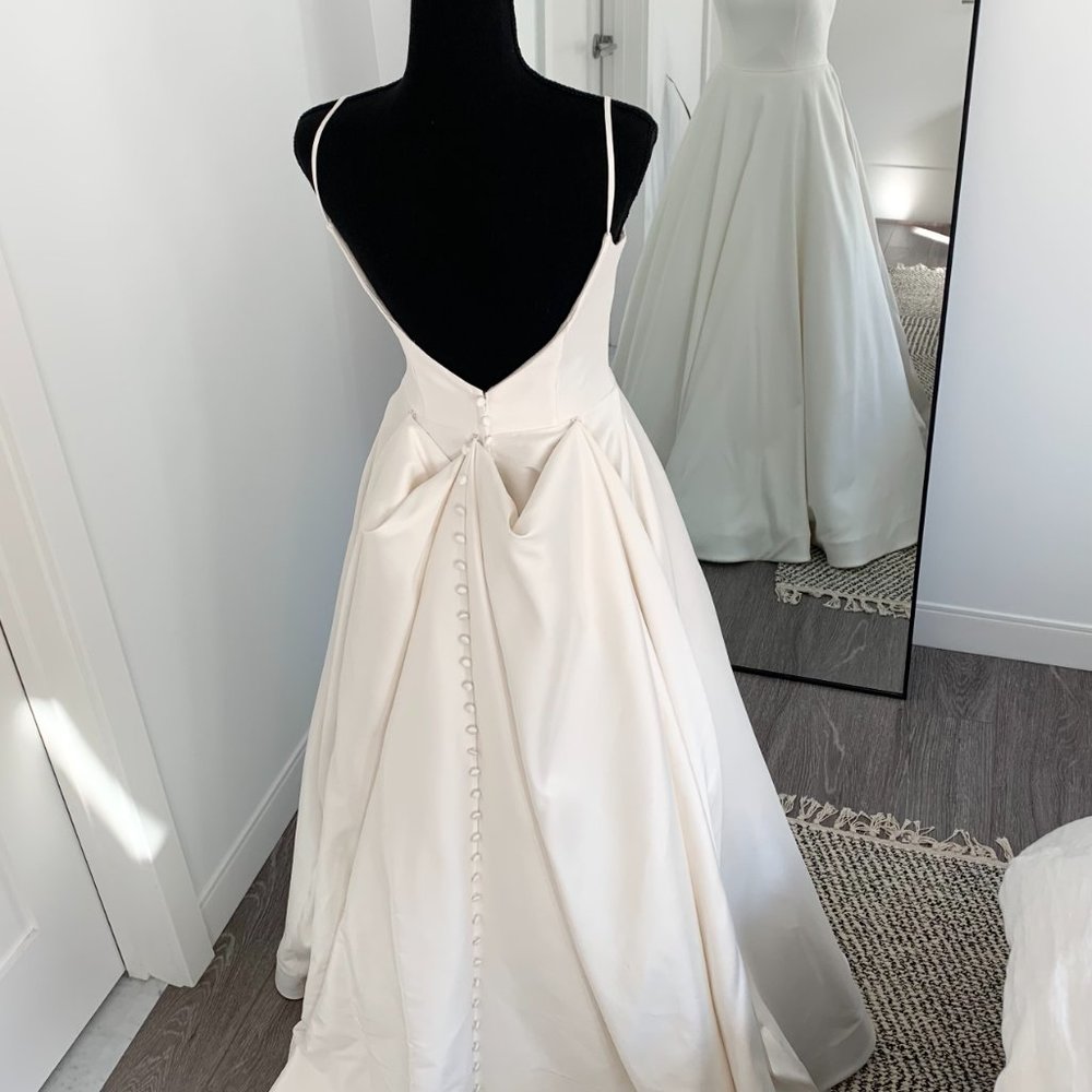 Brand New! Allure Wedding Dress Ivory Size 4 - Picture 6 of 6